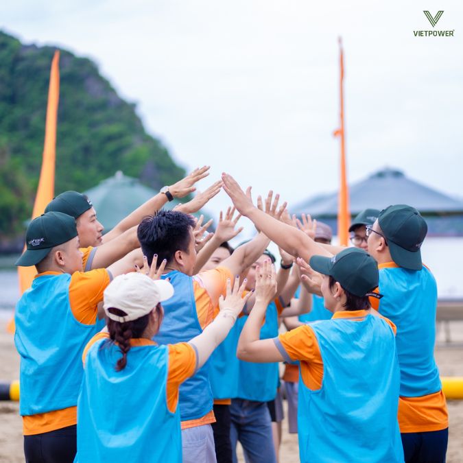 Cả đội hào hứng ăn mừng khi đội mình vượt qua thử thách