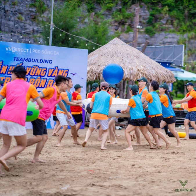 Trò chơi vận chuyển bóng hơi khổng lồ làm náo động cả không gian
