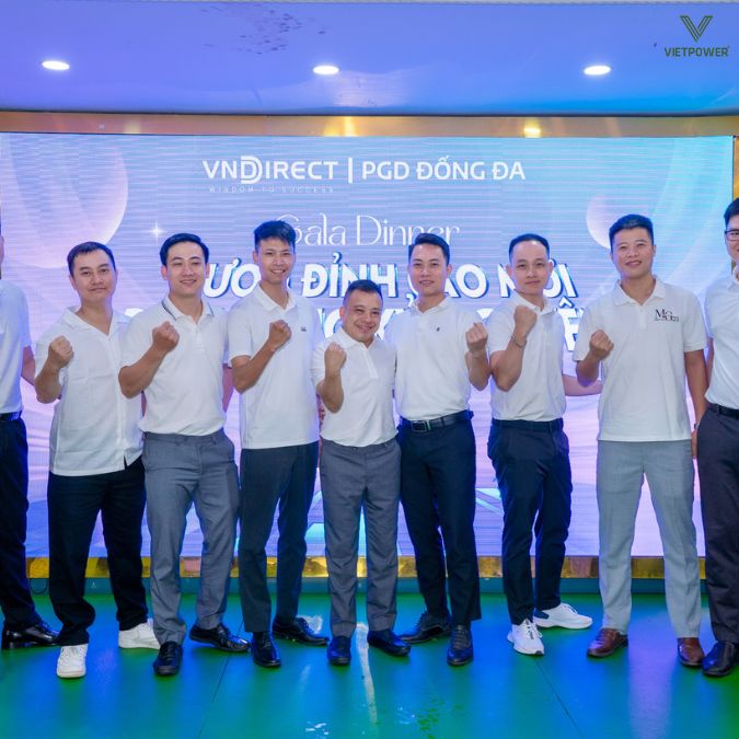 Tư thế nắm chặt tay thể hiện niềm tin vào thắng lợi