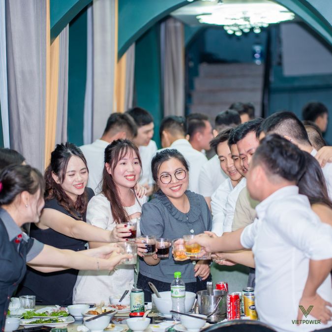 Các phòng ban giao lưu, cụng chúc nhau tại bàn tiệc