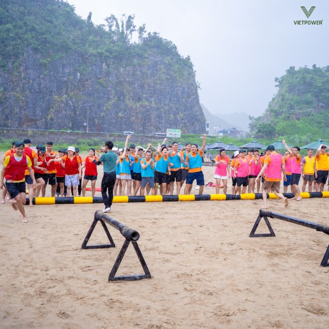 Dù trời đã bắt đầu mưa nhưng mọi người vẫn rất nhiều năng lượng