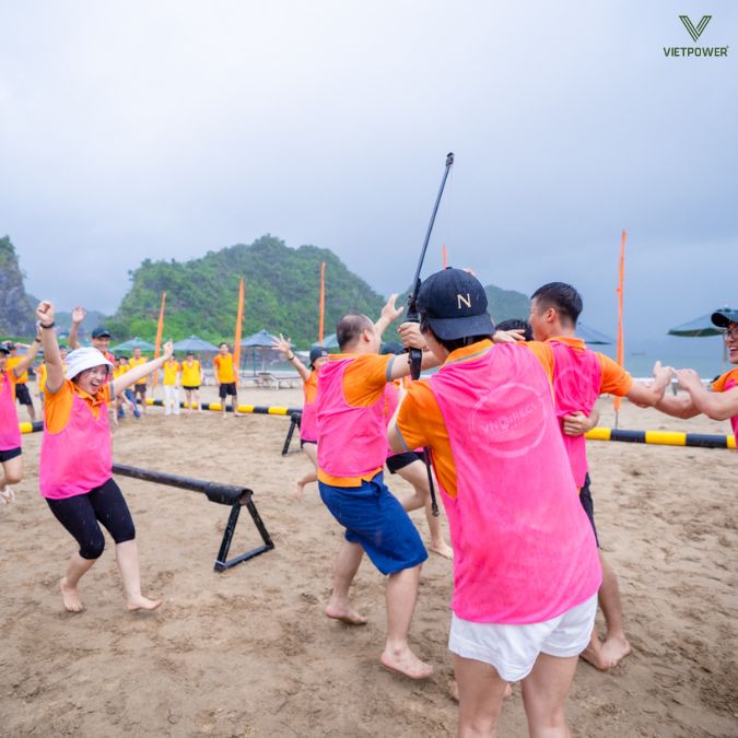 Cả đội chạy ra chúc mừng vì đồng đội bắn trúng điểm cao