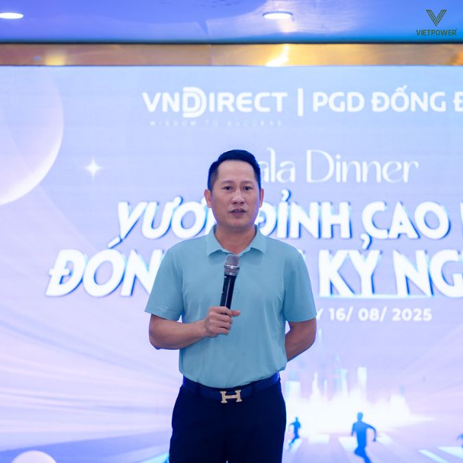 Lãnh đạo công ty phát biểu mở đầu đêm Gala
