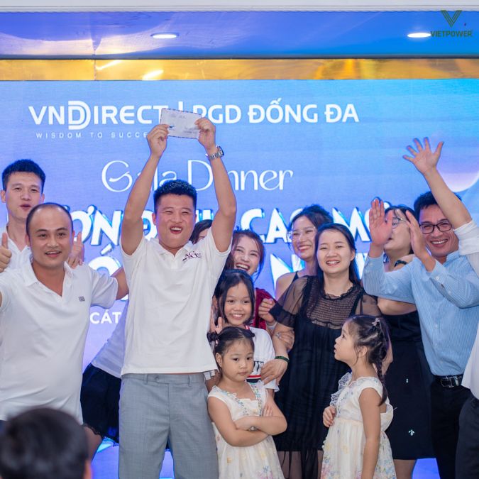 Thành viên giơ cao phần thưởng trong sự chúc mừng nồng nhiệt 