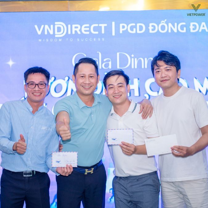 Các nhân viên chụp hình nhận thưởng cùng Ban lãnh đạo