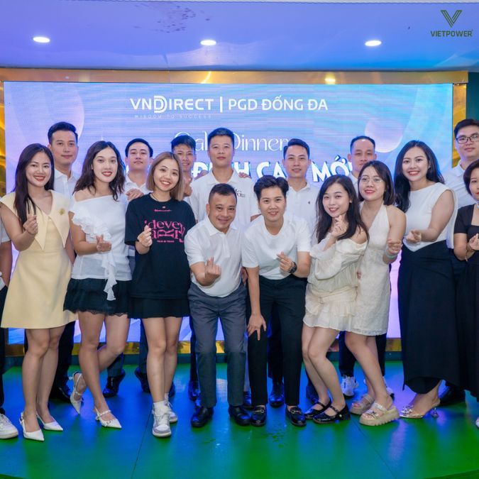 Tập thể tạo dáng thả tim dễ thương