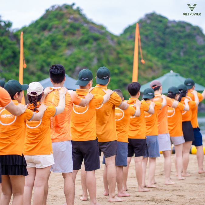 Cả đội xếp thành hàng dọc và đặt tay lên vai nhau