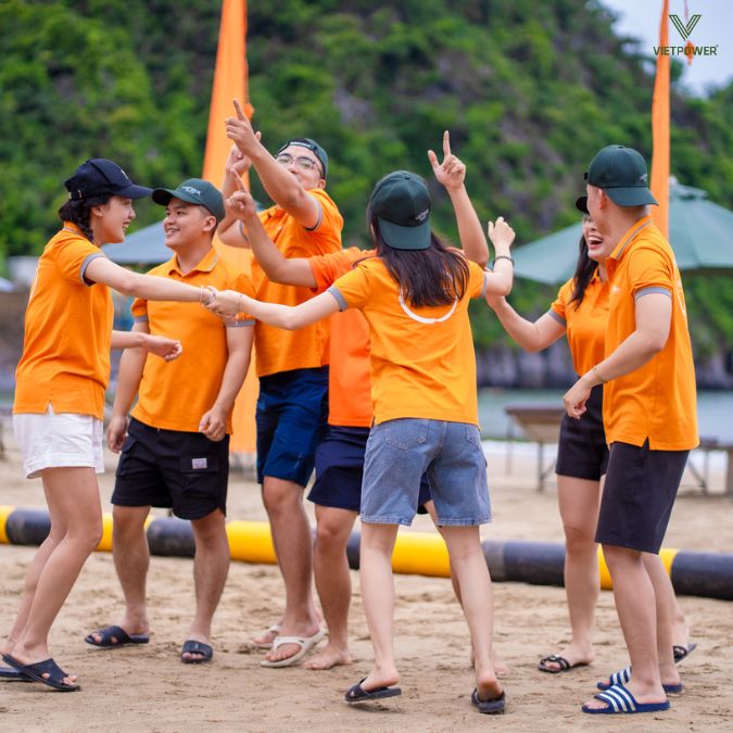 Mọi người cùng nhau có những khoảnh khắc vui vẻ trong lúc chơi