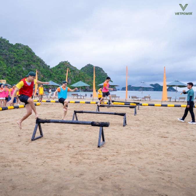 Các thành viên phải duy trì sự thăng bằng để không bị ngã khỏi cầu