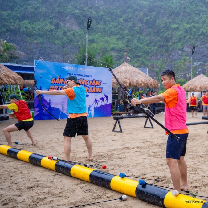 Trò chơi bắn cung được các thành viên nam vô cùng hưởng ứng
