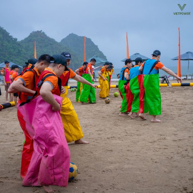 Trò chơi mặc bao bố đá bóng
