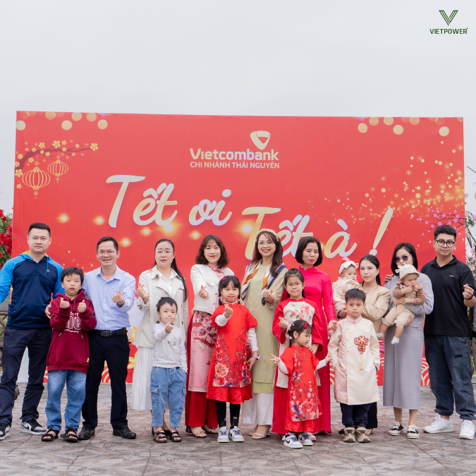 Backdrop truyền thống màu đỏ  trang trí họa tiết hoa mai, lồng đèn