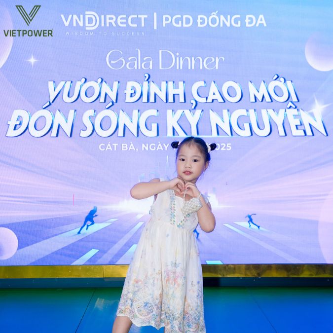 Background sân khấu chính thu hút ánh nhìn, tạo không khí sang trọng