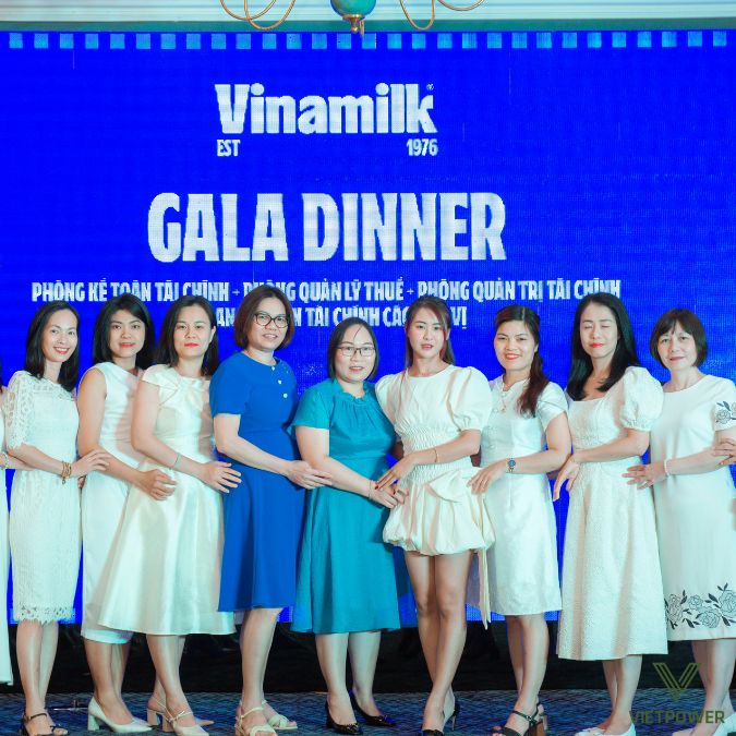 Sân khấu thêm ấn tượng nhờ banner tinh tế