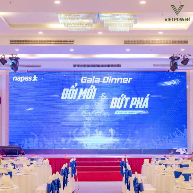 Banner tiệc tất niên tối giản nhưng sang trọng