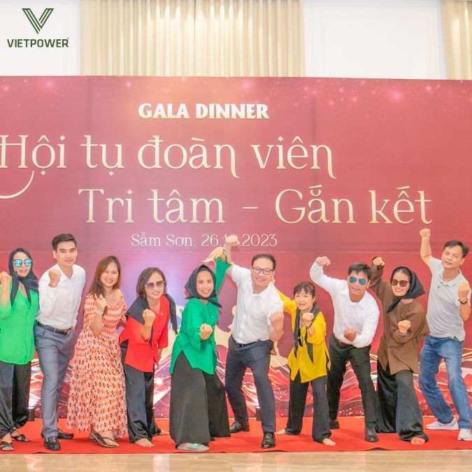 Giá in banner tiệc tất niên phụ thuộc vào chất liệu, kích thước và mức độ thiết kế