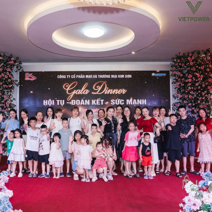 Không gian tiệc thêm lung linh với banner nổi bật