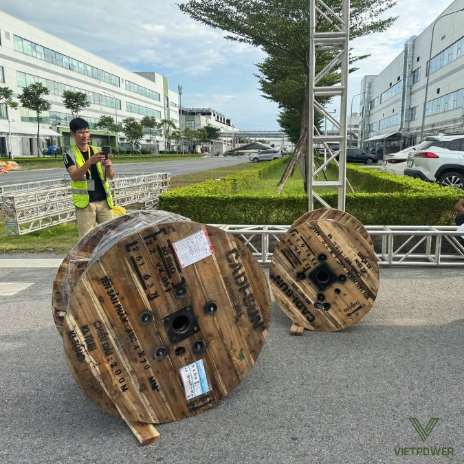 Cáp 3 pha nhiều lõi cách điện, đảm bảo truyền tải điện ổn định và an toàn