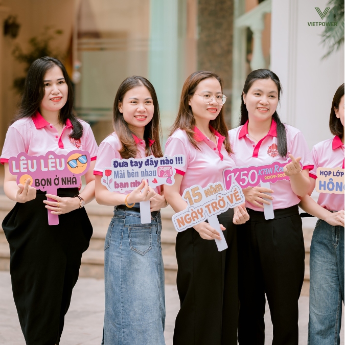 Các bạn nữ chụp hình với hashtag vui nhộn