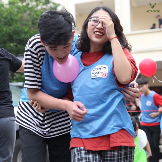 Luật trò chơi chuyền bóng tình thân là không được dùng tay
