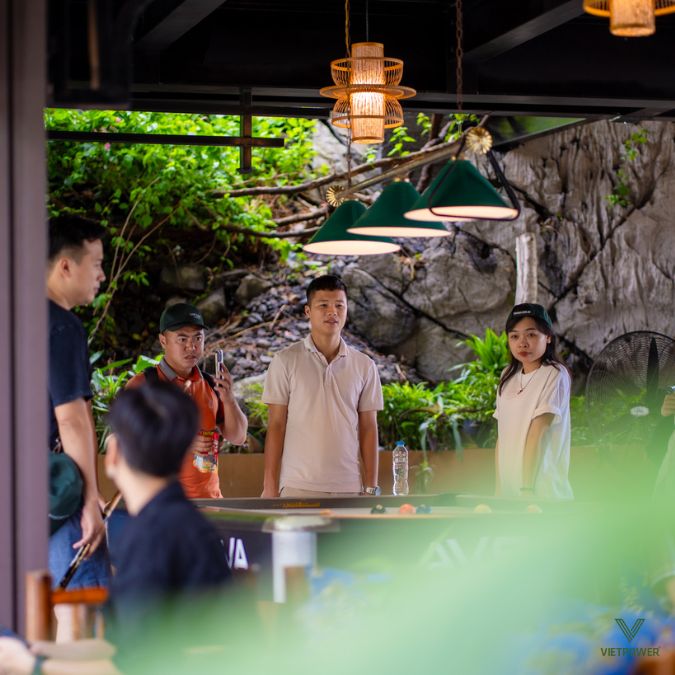 Một nhóm nhân viên cùng nhau chơi bida tại nhà hàng