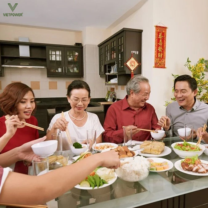 Cả nhà hoặc tập thể cùng ăn uống, ôn lại chuyện cũ, hướng đến năm mới Cả nhà hoặc tập thể cùng ăn uống, ôn lại chuyện cũ, hướng đến năm mới