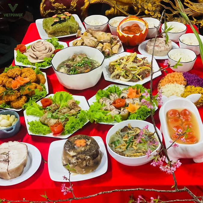 Các món thường thấy trong mâm cúng tất niên là gà luộc, chả giò, canh măng Các món thường thấy trong mâm cúng tất niên là gà luộc, chả giò, canh măng