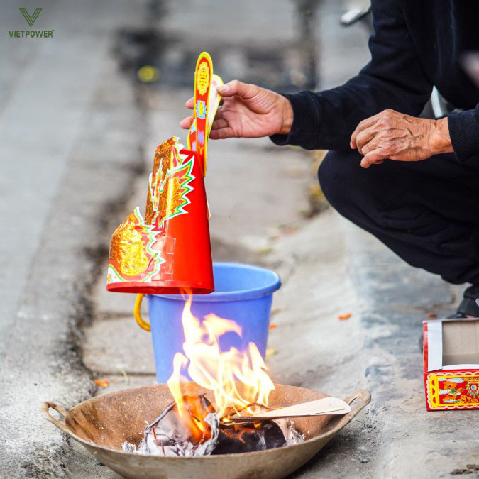 Khi hương đã tàn cần tiến hành hóa vàng và hạ lễ để hoàn tất nghi thức Khi hương đã tàn cần tiến hành hóa vàng và hạ lễ để hoàn tất nghi thức