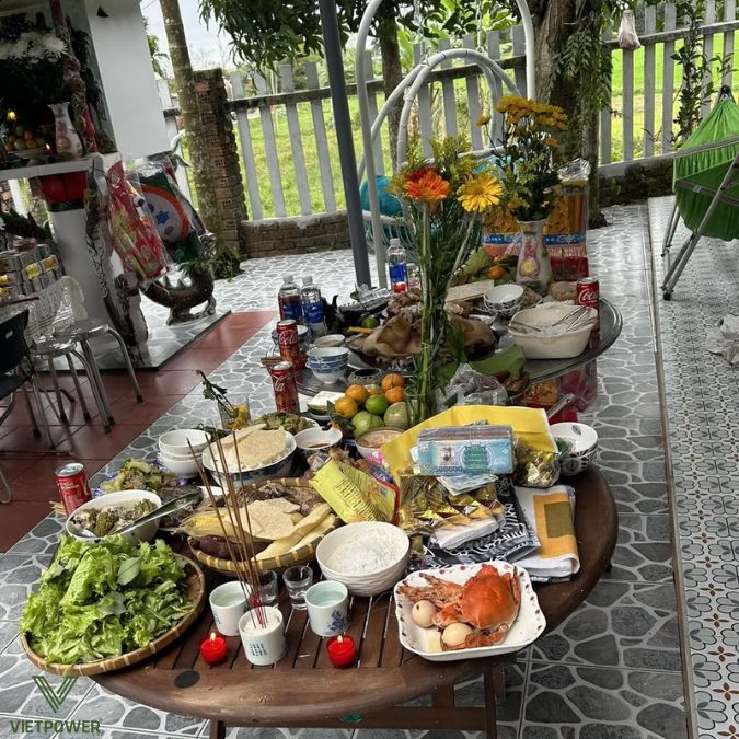 Mâm cúng tất niên ngoài trời tại gia đình