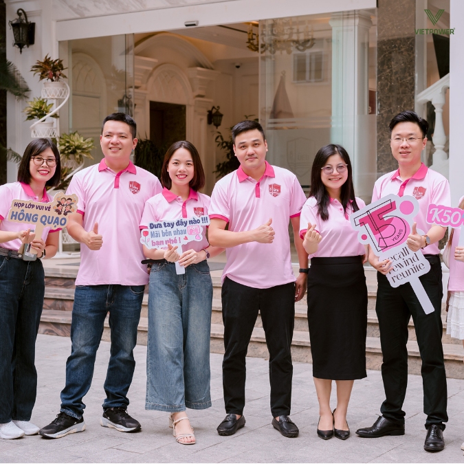 Tất cả thành viên đều rạng rỡ trong chiếc áo đồng phục màu hồng tươi sáng