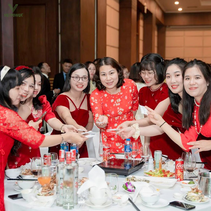 Buổi tiệc tất niên giúp mọi người cùng nhìn lại thành quả đạt được, chia sẻ niềm vui Buổi tiệc tất niên giúp mọi người cùng nhìn lại thành quả đạt được, chia sẻ niềm vui