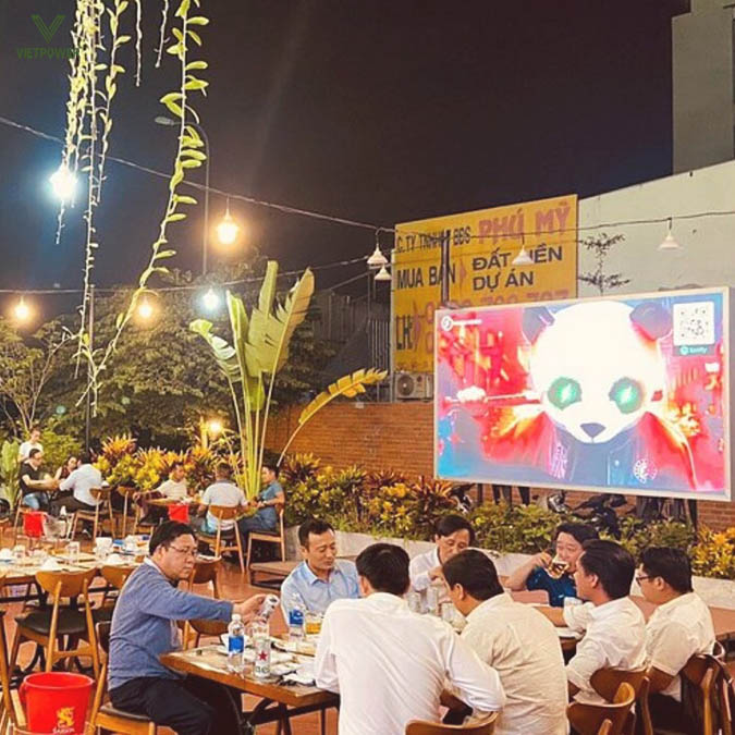 Kiến trúc gồm có sân vườn, không gian bên sông và khu vực trong nhà tùy chọn