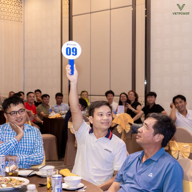 Các đội giơ bảng số để giành quyền trả lời