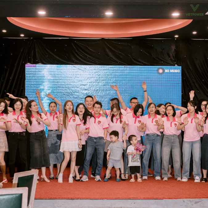 Tập thể cựu sinh viên cùng nhau ca hát trên sân khấu