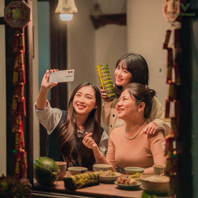 Chủ đề "Gắn kết ba thế hệ" mang màu sắc hoài niệm