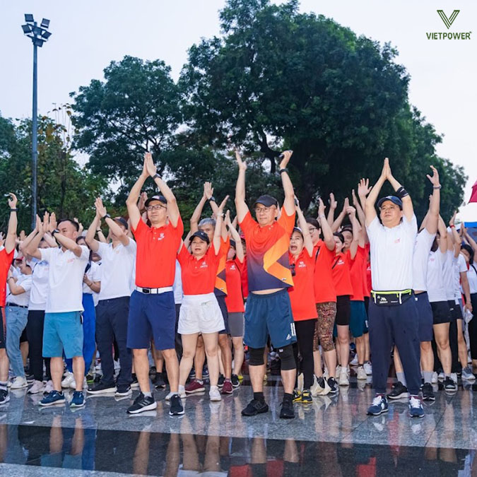 Các thành viên ROX Group vui mừng trước khi tham gia giải chạy