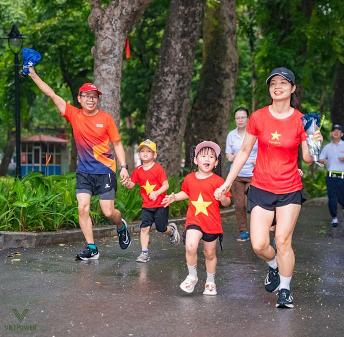 Tất cả đều chung niềm vui và sự phấn khởi, nụ cười rạng rỡ nở trên từng khuôn mặt Tất cả đều chung niềm vui và sự phấn khởi, nụ cười rạng rỡ nở trên từng khuôn mặt