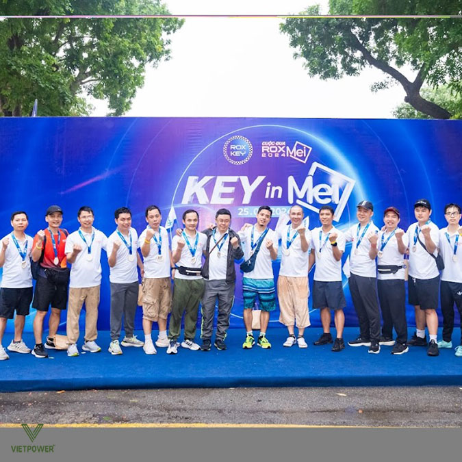 Không khí sau giải chạy vẫn rộn ràng, khi các thành viên quây quần bên nhau