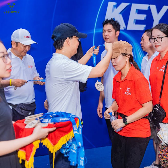 Giây phút trao huy chương cho các thành viên hoàn thành giải chạy xuất sắc