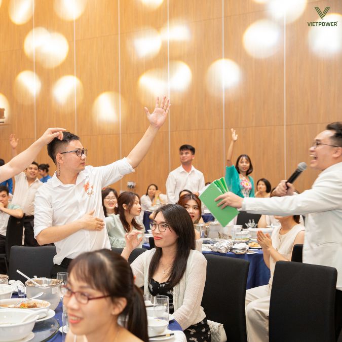 Người chơi giơ tay trả lời đoán nhân vật nữ nổi tiếng
