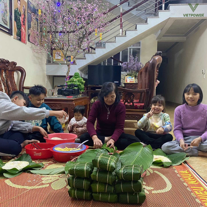 Cùng nhau gói bánh chưng ngày Tất niên gia đình
