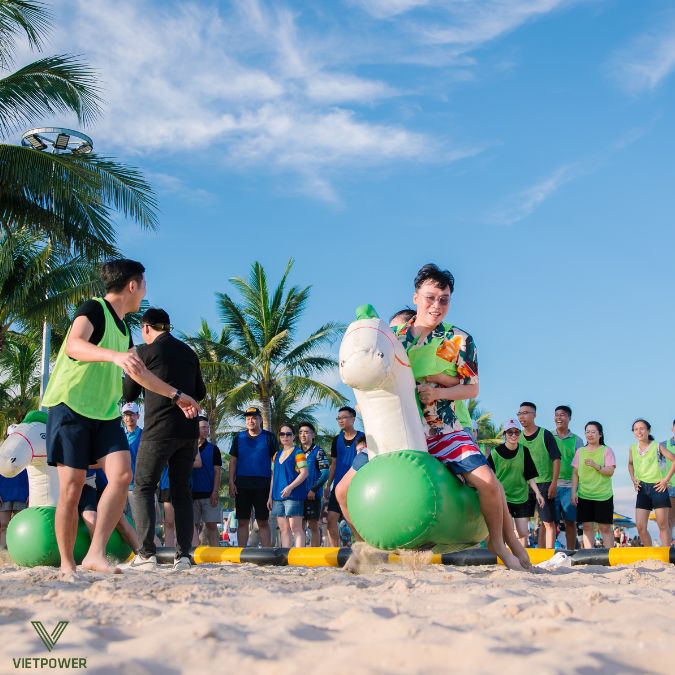 Các đội hào hứng tranh tài trong trò chơi đua ngựa hơi, không khí sôi động và tiếng cười rộn ràng khắp sân chơi