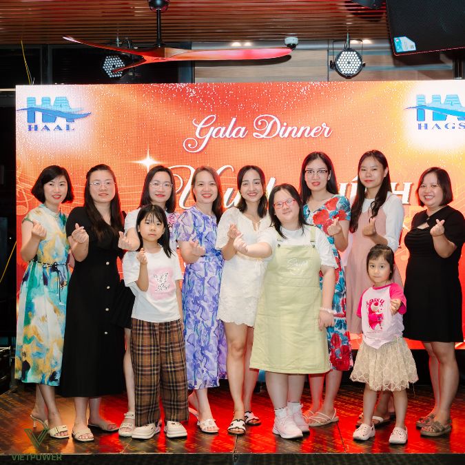 Các thành viên nhà HAAL vui vẻ chụp ảnh check in