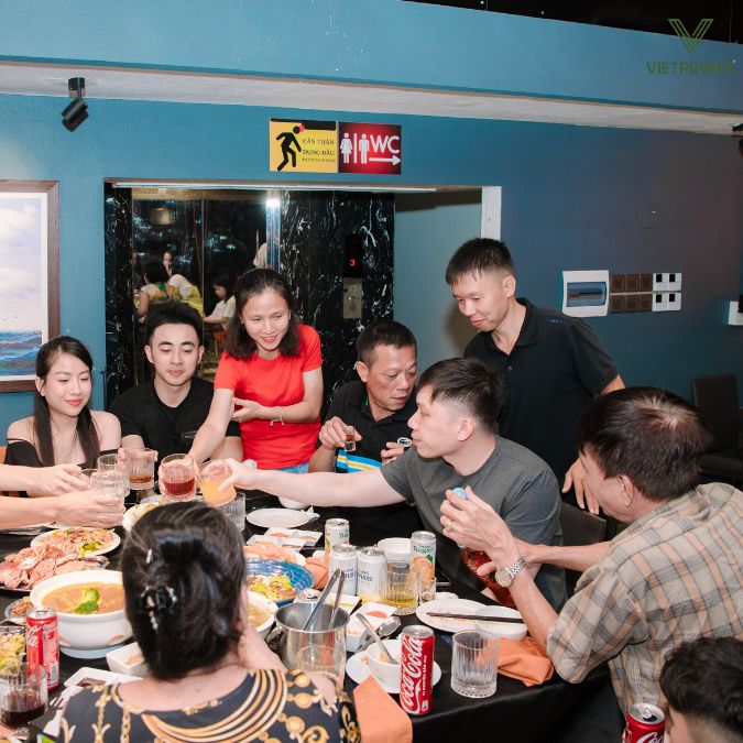 Mọi người cùng nhau nâng ly chúc mừng cho buổi gala thành công