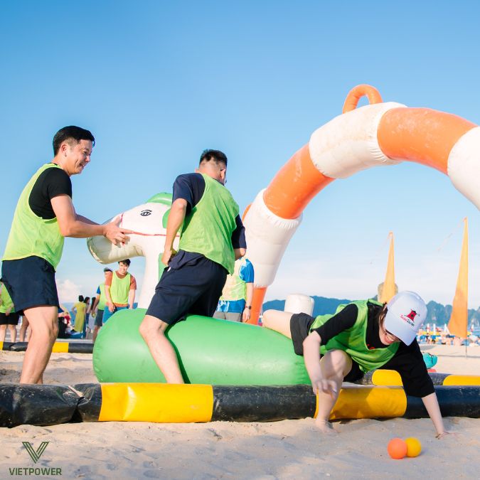 Khoảnh khắc bứt phá ở trò đua ngựa hơi – nơi tốc độ, sức bền và tiếng cười hòa làm một trong không khí vui tươi