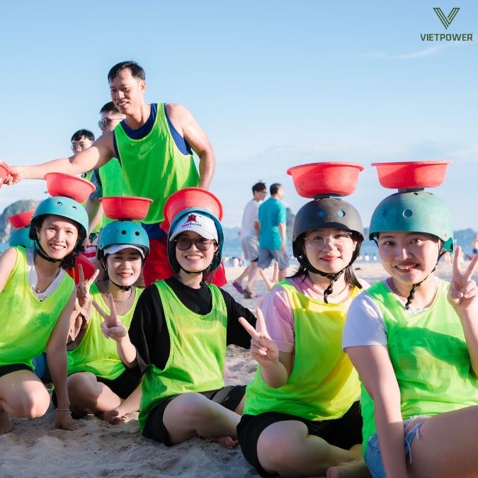 Đổ nước tiếp sức – khéo léo, nhanh nhẹn và đầy tiếng cười