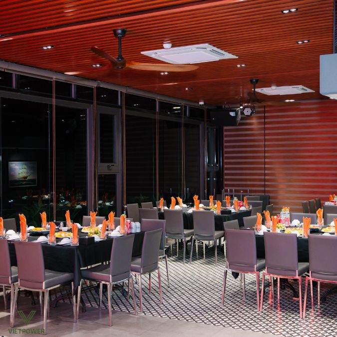 Không gian buổi tiệc được trang trí sang trọng