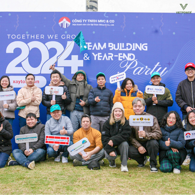 Hashtag tất niên nên đồng nhất trên backdrop, thiệp mời,...