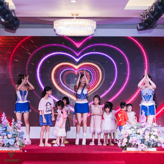 Liên khúc "Giọng hát thiên thần" với tiếng hát hồn nhiên, trong trẻo của các bé thiếu nhi Liên khúc "Giọng hát thiên thần" với tiếng hát hồn nhiên, trong trẻo của các bé thiếu nhi