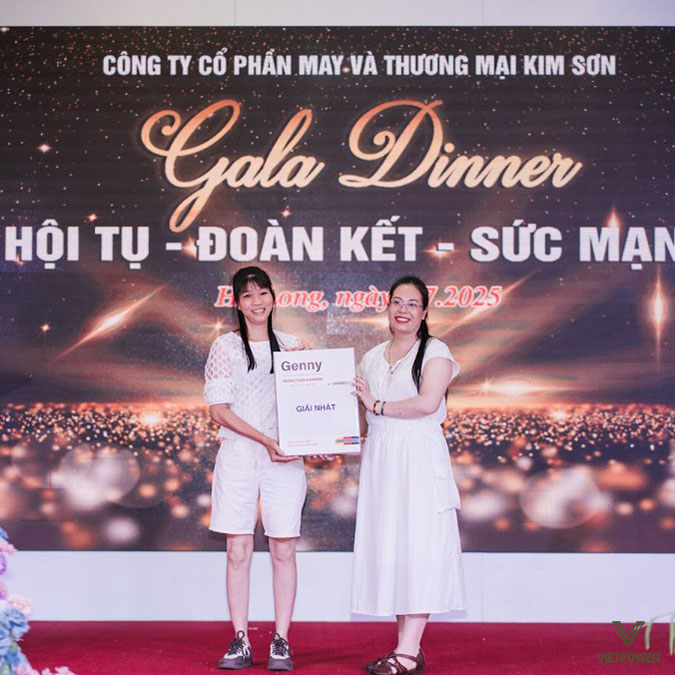 Vòng rút thăm may mắn, nơi những tiếng hò reo, vỗ tay vang lên liên tục Vòng rút thăm may mắn, nơi những tiếng hò reo, vỗ tay vang lên liên tục